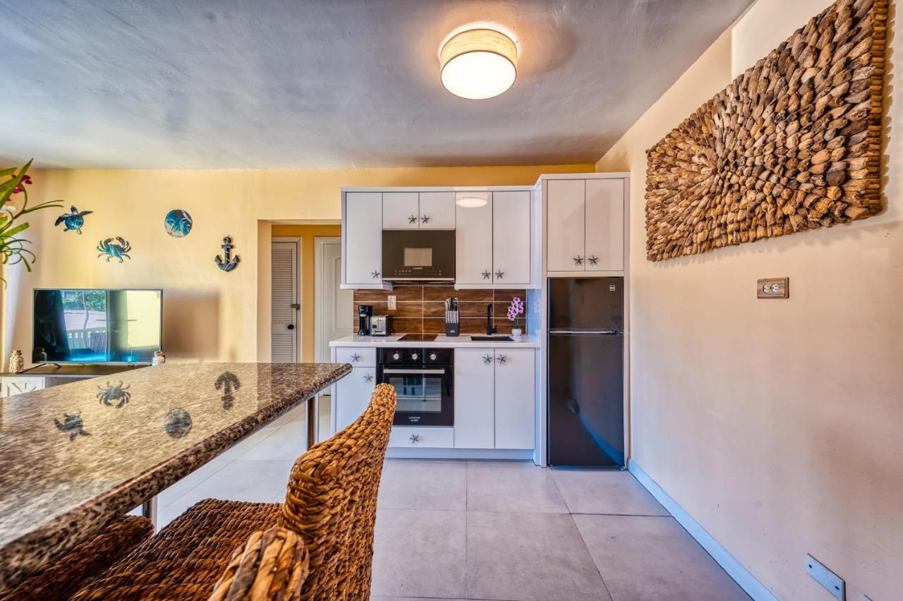 Lovely Apartment Near Beach, Downtown, 24H Security, Pool Нассау Экстерьер фото