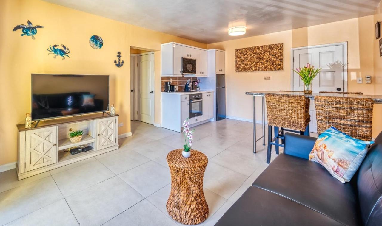 Lovely Apartment Near Beach, Downtown, 24H Security, Pool Нассау Экстерьер фото
